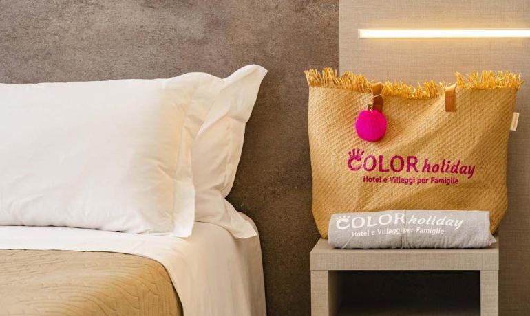 Camera d'albergo con borsa e asciugamano Color holiday.
