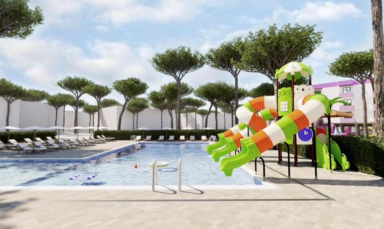 Pool mit bunten Rutschen und Liegen unter Bäumen.
