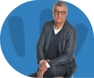 Uomo seduto con occhiali, sfondo blu.