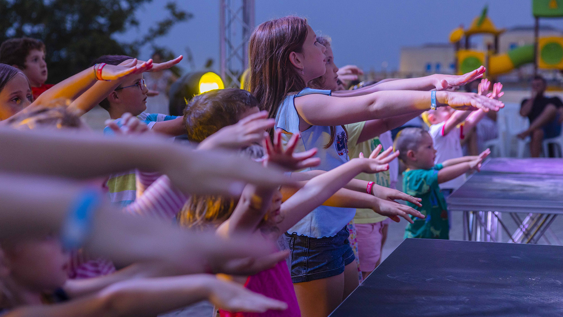 Piscina per bambini con giochi e gonfiabili in un ambiente colorato e divertente.
