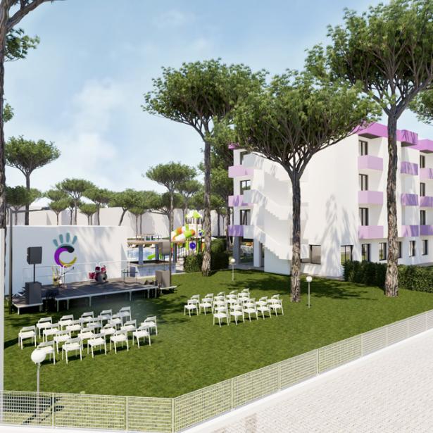 Complesso residenziale con palco, sedie all'aperto e palazzi bianchi con balconi viola.