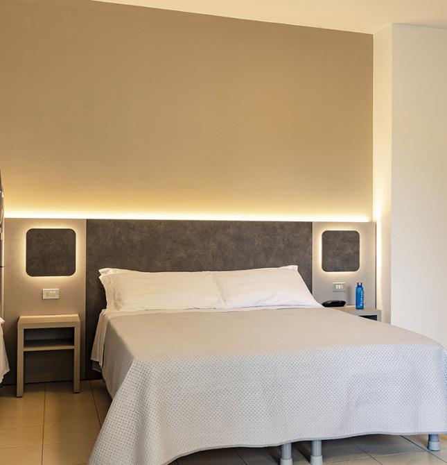 Chambre accueillante avec lits confortables et lumière douce.