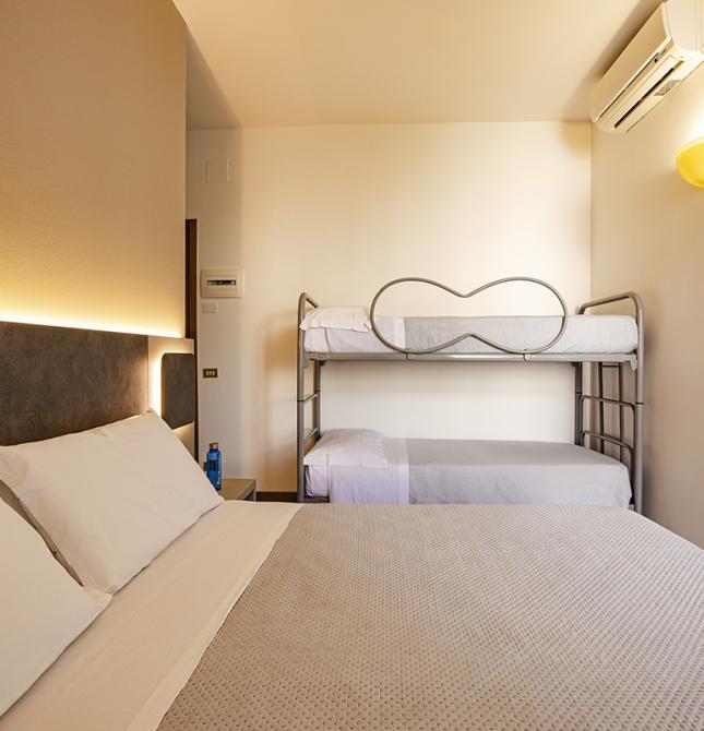 Chambre lumineuse avec lit superposé, ambiance chaleureuse et moderne.