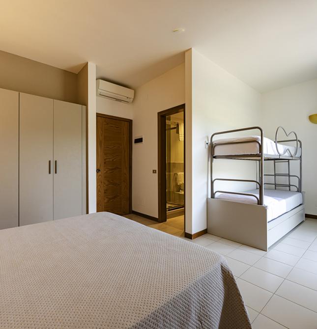 Chambre lumineuse, lit confortable, ambiance de vacances détendue et familiale.